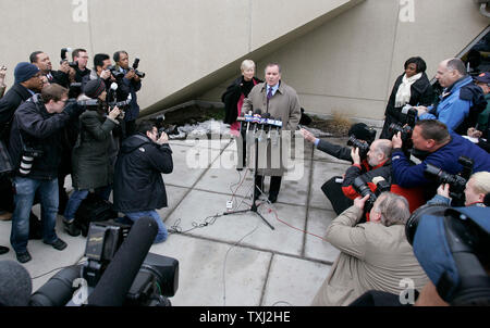 Mit seiner Frau Maggie, links, an seiner Seite, der Bürgermeister von Chicago Richard M. Daley spricht mit den Mitteln nach der Abstimmung in der Stadt Wahl in Chicago am 27. Februar 2006. Daley läuft für seine sechste Amtszeit als Bürgermeister, und wenn gewählt, Daley wird schließlich dienen mehr als sein Vater Richard J. Daley, der als Bürgermeister von Chicago von 1955 bis zu seinem Tod im Jahr 1976 diente. (UPI Foto/Brian Kersey) Stockfoto