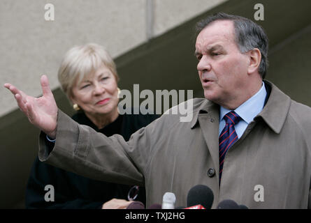 Mit seiner Frau Maggie, links, an seiner Seite, der Bürgermeister von Chicago Richard M. Daley spricht mit den Mitteln nach der Abstimmung in der Stadt Wahl in Chicago am 27. Februar 2006. Daley läuft für seine sechste Amtszeit als Bürgermeister, und wenn gewählt, Daley wird schließlich dienen mehr als sein Vater Richard J. Daley, der als Bürgermeister von Chicago von 1955 bis zu seinem Tod im Jahr 1976 diente. (UPI Foto/Brian Kersey) Stockfoto