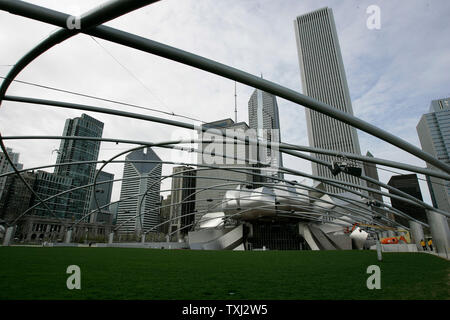 Das von Frank Gehry entworfene Jay Pritzker Pavilion in Chicago, Millennium Park ist dargestellt in Chicago am 14. April 2007. Die US olympischen Komitee aufgenommen Chicago über Los Angeles die US-Kandidat zu werden die 2016 Sommer Spiele am Samstag zu bewirten. Kritiker äußern Besorgnis über die Chicago Anspruch die Olympischen Spiele ausschließlich mit privaten Mitteln zu finanzieren, im Licht von Projekten wie dem Millennium Park, der dreimal das geplante Budget Kosten. (UPI Foto/Brian Kersey) Stockfoto