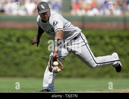 Chicago White Sox shortstop Juan Uribe ergreift ein infield Hit im ersten Inning gegen die Chicago Cubs am Wrigley Field in Chicago, 19. Mai 2007. (UPI Foto/Markierung Cowan) Stockfoto