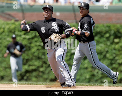 Chicago White Sox shortstop Juan Uribe (5) Versucht ein doppeltes Spiel gegen die Chicago Cubs zu drehen, während Teamkollege Tadahito Iguchi (R) an bei Wrigley Field in Chicago, 18. Mai 2007 sieht. (UPI Foto/Markierung Cowan) Stockfoto