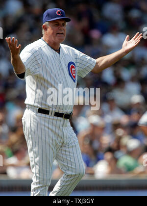 Chicago Cubs Manager Lou Piniella kommt aus dem dugout einen Anruf ohne Störungen auf ein Dreibettzimmer zu argumentieren durch San Diego Padres erste Basisspieler Adrian Gonzales im sechsten Inning bei Wrigley Field in Chicago am 15. Juni 2007. (UPI Foto/Markierung Cowan) Stockfoto