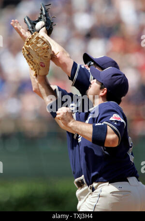 San Diego Padres erste Basisspieler Adrian Gonzales (R) und zweiten Basisspieler Geoff Blum (L) erreichen für ein Pop-fly durch Chicago Cubs Mittelfeldspieler Felix Pie im sechsten Inning bei Wrigley Field in Chicago, 15. Juni 2007. (UPI Foto/Markierung Cowan) Stockfoto