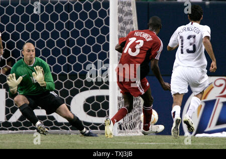 Kanadas Atiba Hutchinson nimmt einen Schuß hinter Usa Torwart Kasey Keller (L) als Jonathan Boarnstein (R) während der ersten Hälfte des CONCACAF Gold Cup Halbfinale im Soldier Field in Chicago am 21. Juni 2007 verteidigt. Das Ziel war nicht zulässig durch den Schiedsrichter und den Vereinigten Staaten gewann 2-1. (UPI Foto/Brian Kersey) Stockfoto