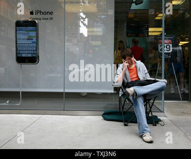 Tyler Tessmann, 19, ist die erste und einzige Person in der Linie von vierundzwanzig Stunden zu früh warten auf die Freigabe von neuen von Apple Computer iPhone im Apple Store in der Innenstadt von Chicago am 28. Juni 2007. Die neue Apple Produkt wird um 6:00 Uhr CST 29 Juni 2007 freigegeben und Einzelhandel für $ 499. (UPI Foto/Brian Kersey) Stockfoto