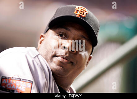 San Francisco Giants slugger Barry Bonds hört zu einem Mannschaftskameraden im Dugout während ihr Spiel gegen die Chicago Cubs am Wrigley Field in Chicago 17. Juli 2007. (UPI Foto/Markierung Cowan) Stockfoto