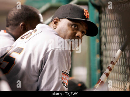 San Francisco Giants slugger Barry Bonds Uhren ihr Spiel gegen die Chicago Cubs aus dem dugout auf dem Wrigley Field in Chicago 17. Juli 2007. (UPI Foto/Markierung Cowan) Stockfoto