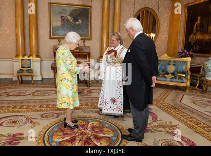 Queen Elizabeth II trifft Botschafter von Norwegen Wegger Strommen und Dr. Cecilie Jorgensen Strommen während einer Privataudienz am Buckingham Palace in London. Stockfoto