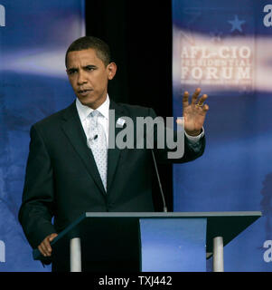 Demokratische Präsidentschaftskandidaten Senator Barack Obama (D-Calif.) spricht während ein AFL-CIO Präsidentenforum im Soldier Field in Chicago am 7. August 2007. (UPI Foto/Brian Kersey) Stockfoto