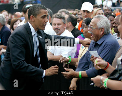 Demokratische Präsidentschaftskandidaten Senator Barack Obama arbeitet der Gast nach einem AFL-CIO Präsidentenforum im Soldier Field in Chicago am 7. August 2007. (UPI Foto/Brian Kersey) Stockfoto