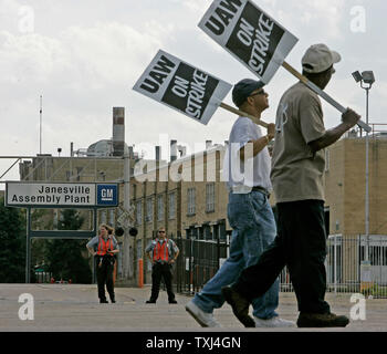 Security Guards beobachten, wie die Mitglieder der United Auto Workers Local 95 Streik bei General Motors Montagewerk am 24. September 2007 in Janesville, Wisconsin. Unter Berufung auf die Sicherheit der Arbeitsplätze als oberste ungelöste Frage, die UAW fordert einen nationalen Streik gegen GM Montag, den ersten landesweiten Streik gegen die US-Autoindustrie seit 1976. (UPI Foto/Brian Kersey) Stockfoto