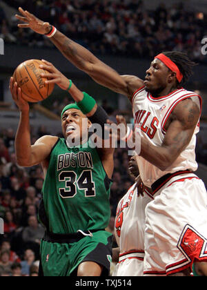 Boston Celtics, Paul Pierce (34) Geht für einen Korb gegen Chicago Bulls center Ben Wallace (3) im ersten Quartal bei der vereinigten Mitte in Chicago am 8. Dezember 2007. (UPI Foto/Markierung Cowan) Stockfoto