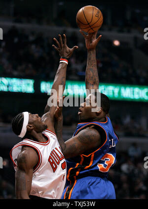 New York Knicks' Eddy Curry (R) nimmt einen Schuß wie Ben Chicago Bulls Gordon verteidigt im ersten Quartal in Chicago am 14. Dezember 2007. (UPI Foto/Brian Kersey) Stockfoto