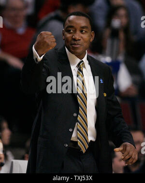 New York Knicks Head Coach Isiah Thomas schreit zu seinem Team im ersten Viertel gegen die Chicago Bulls in Chicago am 14. Dezember 2007. (UPI Foto/Brian Kersey) Stockfoto
