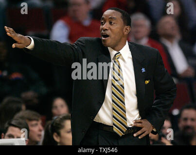 New York Knicks Head Coach Isiah Thomas schreit zu seinem Team im ersten Viertel gegen die Chicago Bulls in Chicago am 14. Dezember 2007. (UPI Foto/Brian Kersey) Stockfoto