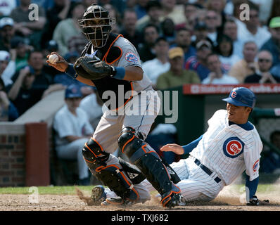 New York Mets catcher Raul Casanova (L) Kräfte aus Chicago Cubs Kosuke Fukudome zu Hause Platte auf die Wahl einer feldspieler nach Matt Murton ein Boden Kugel während des siebten Inning am Wrigley Field in Chicago traf am 22. April 2008. Die Jungen gewann 8-1. (UPI Foto/Brian Kersey) Stockfoto