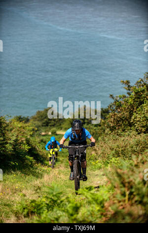 Zwei Männer fahren Mountainbikes auf einem Weg von Porlock Bay an der Nordsomerset Coast in Richtung Selworth Beacon Stockfoto