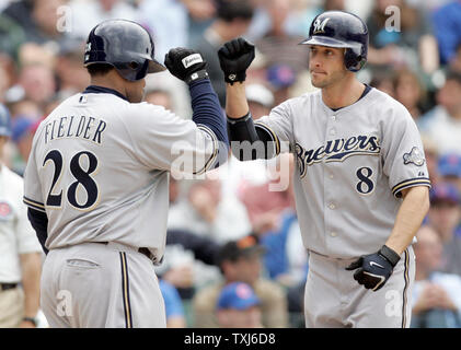 Milwaukee Brewers left fielder Ryan Braun (8) an der Home Plate gratulierte ist durch Mannschaftskameraden Prince Fielder (28), nachdem er einen solo Home Run im sechsten Inning weg von Chicago Cubs Krug Carlos Zambrano bei Wrigley Field in Chicago am 1. Mai 2008. (UPI Foto/Markierung Cowan) Stockfoto