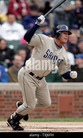 San Diego Padres rechter Feldspieler Brian Giles Singles aus der Chicago Cubs, die Krug im ersten Inning am Wrigley Field in Chicago am 15. Mai 2008. (UPI Foto/Markierung Cowan) Stockfoto