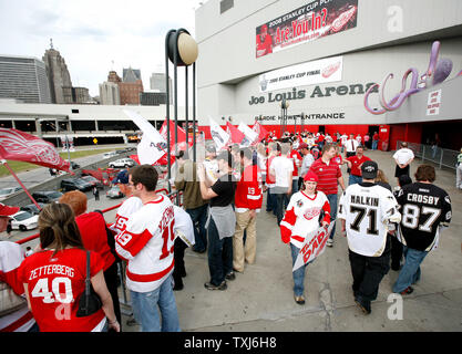 Fans sammeln außerhalb der Joe Louis Arena vor dem Spiel 2 des Stanley Cup Finale in Detroit am 26. Mai 2008. Die Detroit Red Wings führen die Pittsburgh Penguins mit 1:0 in der Best of seven Serie. (UPI Foto/Brian Kersey) Stockfoto