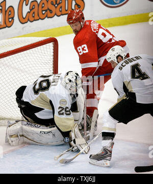 Detroit Red Wings winger Johan Franzen (93) Schweden versucht zu zählen wie Pittsburgh Penguins Torwart Treber - Andre Fleury (29) und Verteidiger Rob Scuderi (4) verteidigen, während der dritten Periode von Spiel 2 des Stanley Cup Finals in der Joe Louis Arena in Detroit am 26. Mai 2008. Die Red Wings gewann 3-0. (UPI Foto/Brian Kersey) Stockfoto