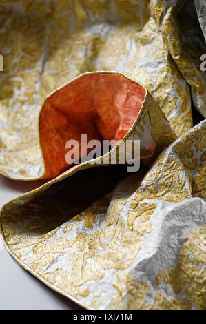 Gold Papier Kostüm von Isabelle de Borchgrave Stockfoto