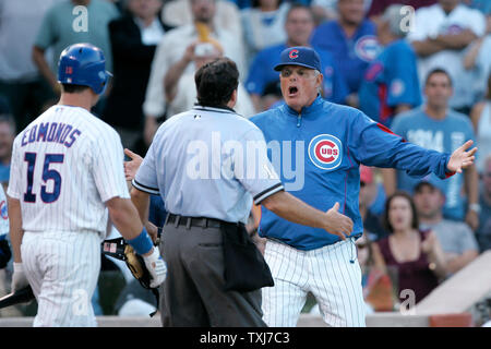 Chicago Cubs Manager Lou Piniella (R) argumentiert mit Home Plate Umpire Ed Rapuano (C) nach rapuano ausgeworfen Jim Edmonds für das Argumentieren ball und Streiks im elften Inning gegen die Milwaukee Brewers am Wrigley Field in Chicago am 18. September 2008. Die Jungen gewann 7-6 in 12 Innings. (UPI Foto/Brian Kersey) Stockfoto