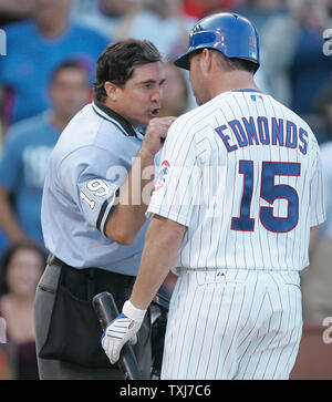 Home Plate Umpire Ed Rapuano (L) argumentiert mit Jim Edomonds nach ihm Auswerfen für das Argumentieren ball und Streiks im elften Inning gegen die Milwaukee Brewers am Wrigley Field in Chicago am 18. September 2008. Die Jungen gewann 7-6 in 12 Innings. (UPI Foto/Brian Kersey) Stockfoto