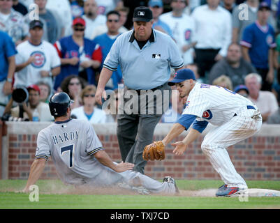 Chicago Cubs shortstop Ryan Theriot (R) Tags aus Milwaukee Brewers J.J.Hardy am dritten Base nach Hardy wurde in einer heruntergekommenen zwischen Dritten und Zuhause, wenn Jason Kendall schlug einen Boden Kugel an Dritte Basis während der 12 Inning am Wrigley Field in Chicago am 18. September 2008 gefangen. Die Jungen gewann 7-6 in 12 Innings. (UPI Foto/Brian Kersey) Stockfoto