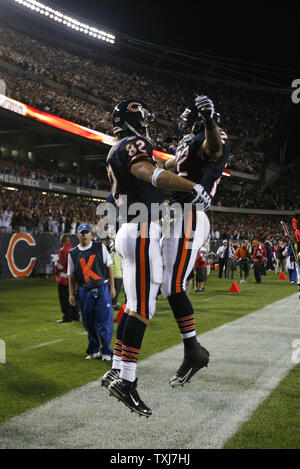 Chicago Bears festes Ende Greg Olsen (L) und zurück laufen Matt Forte feiern Olsens 19 Yard Touchdown Rezeption gegen die Philadelphia Eagles Im ersten Quartal am 28. September 2008, im Soldier Field in Chicago. (UPI Foto/Brian Kersey) Stockfoto