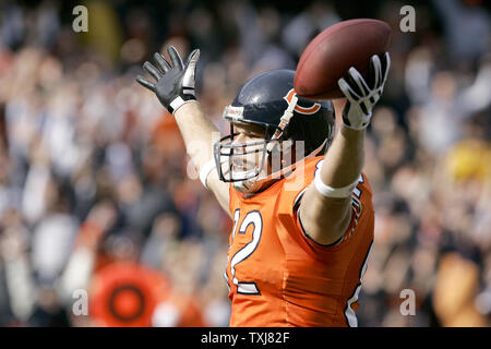 Chicago Bears festes Ende Greg Olsen feiert nach einem 18 Yard Touchdown Rezeption im ersten Quartal gegen die Minnesota Vikings am Soldier Field am 19. Oktober 2008 in Chicago. (UPI Foto/Brian Kersey) Stockfoto