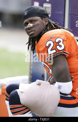 Chicago Bears wide receiver Devin Hester sitzt auf der Bank, nachdem sie seine Kniesehne gegen die Minnesota Vikings im dritten Quartal mit dem Soldier Field am 19. Oktober 2008 in Chicago. Die Bären gewannen 48-41. (UPI Foto/Brian Kersey) Stockfoto