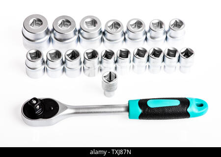 Steckschlüssel auf weißem Hintergrund. Es ist ein Versprechen. verschiedene Schraubenschlüssel Köpfe und Tipps. Toolbox, Tools kit Detail Nahaufnahme. Steckschlüssel gegenhalten. Buchse mit Ratsche in die Toolbox festlegen Stockfoto