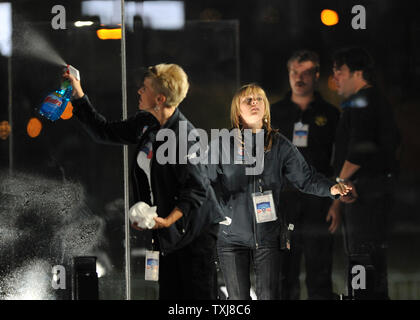 Vorauszahlung Personal für Demokratische Präsidentschaftskandidat Barack Obama reinigen Sie die panzerglas auf der Bühne, wo er (R) später am Abend im Grant Park in Chicago am 4. November 2008 sprechen. (UPI Foto/Pat Benic) Stockfoto