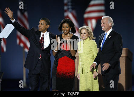 Demokratische gewählten Präsidenten Senator Barack Obama (D-IL) (L) und Vice President-elect Senator Joe Biden (D-DE) (R), mit ihren Ehefrauen Michelle eine Jill, Grüße Unterstützer zu einem massiven Outdoor Rallye im Grant Park in Chicago am 4. November 2008. Ihre republikanischen Gegner, Senator John McCain (R-AZ) und running mate Alaska reg. Sarah Palin räumte die Wahl in der Rede zu den Verfechtern früh am Abend. (UPI Foto/Brian Kersey) Stockfoto