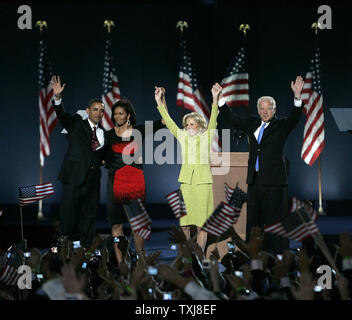 Demokratische gewählten Präsidenten Senator Barack Obama (D-IL) (L) und Vice President-elect Senator Joe Biden (D-DE) (R), mit ihren Ehefrauen Michelle eine Jill, ihre Hände in der Sieg bei einem massiven Outdoor Rallye im Grant Park in Chicago am 4. November 2008 erhöhen. Ihre republikanischen Gegner, Senator John McCain (R-AZ) und running mate Alaska reg. Sarah Palin räumte die Wahl in der Rede zu den Verfechtern früh am Abend. (UPI Foto/Brian Kersey) Stockfoto