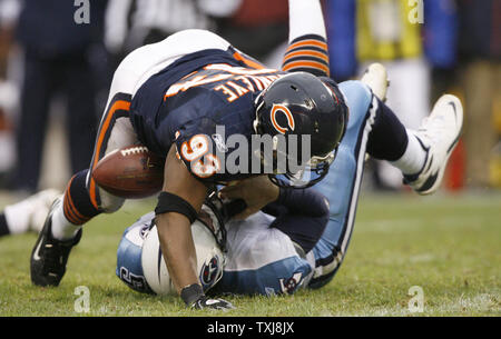 Chicago Bears defensive Ende Adewale Ogunleye (93) Säcke Tennessee Titans Quarterback Kerry Collins für ein 5 Yard Verlust im vierten Quartal mit dem Soldier Field in Chicago am 9. November 2008. Die Titans gewann 21-14. (UPI Foto/Brian Kersey) Stockfoto