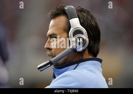 Tennessee Titans Head Coach Jeff Fisher steht an der Seitenlinie während des vierten Quartals gegen die Chicago Bears im Soldier Field in Chicago am 9. November 2008. Die Titans gewann 21-14. (UPI Foto/Brian Kersey) Stockfoto