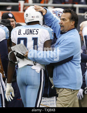 Tennessee Titans Head Coach Jeff Fisher (R) Klapse receiver Brandon Jones auf dem Kopf im zweiten Quartal gegen die Chicago Bears im Soldier Field in Chicago am 9. November 2008. Die Titans gewann 21-14. (UPI Foto/Brian Kersey) Stockfoto