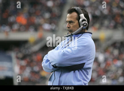 Tennessee Titans Head Coach Jeff Fisher steht an der Seitenlinie während des vierten Quartals gegen die Chicago Bears im Soldier Field in Chicago am 9. November 2008. Die Titans gewann 21-14. (UPI Foto/Brian Kersey) Stockfoto