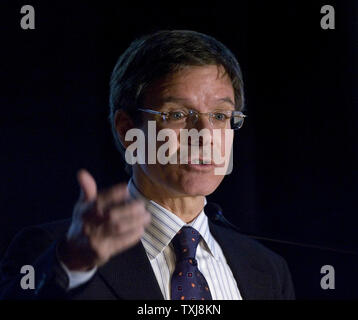 Thomas J. Wilson, Vorsitzender, Präsident und CEO von der Allstate Corporation, spricht bei einem Chicago Rat für globale Angelegenheiten Podiumsdiskussion über die Auswirkungen der Finanzkrise am 19. November 2008 in Chicago. (UPI Foto/Brian Kersey) Stockfoto