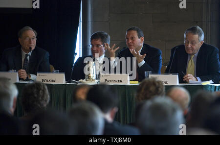 (L und R) Michael Moskow, Senior Fellow am Chicago Rat für globale Angelegenheiten und ehemaliger Präsident und CEO der Federal Reserve Bank of Chicago, Thomas J. Wilson, Vorsitzender, Präsident und CEO von der Allstate Corporation, Thomas J Pritzker, Vorsitzender der Global Hyatt Corporation und Gordon Segal, Vorsitzender und Gründer der Kiste und Faß, Teilnahme an einer Podiumsdiskussion über die Auswirkungen der Finanzkrise am 19. November in Chicago 2008. (UPI Foto/Brian Kersey) Stockfoto