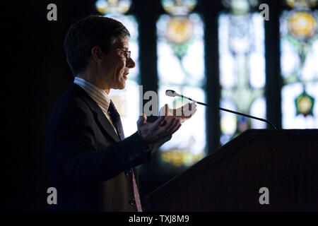 Thomas J. Wilson, Vorsitzender, Präsident und CEO von der Allstate Corporation, spricht bei einem Chicago Rat für globale Angelegenheiten Podiumsdiskussion über die Auswirkungen der Finanzkrise am 19. November 2008 in Chicago. (UPI Foto/Brian Kersey) Stockfoto