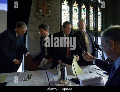 (L und R) Michael Moskow, Senior Fellow am Chicago Rat für globale Angelegenheiten und ehemaliger Präsident und CEO der Federal Reserve Bank of Chicago, Thomas J. Wilson, Vorsitzender, Präsident und CEO von der Allstate Corporation, Thomas J Pritzker, Vorsitzender der Global Hyatt Corporation und Gordon Segal, Vorsitzender und Gründer der Kiste und Faß, Teilnahme an einer Podiumsdiskussion über die Auswirkungen der Finanzkrise am 19. November in Chicago 2008. (UPI Foto/Brian Kersey) Stockfoto