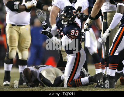 Chicago Bears defensive Ende Adewale Ogunleye klatscht Nach dem Stoppen New Orleans Saints zurück läuft, Pierre Thomas für keinen Gewinn im zweiten Quartal Soldier Field am 11. Dezember 2008. (UPI Foto/Brian Kersey) Stockfoto