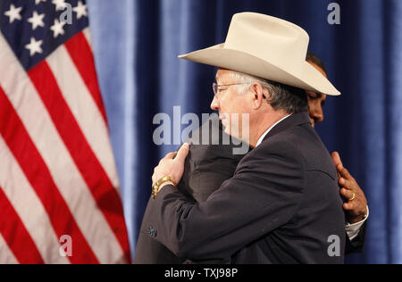 Präsident Barack Obama umarmt Sen Ken Salazar (D-CO) nach Ihm einführt, wie seine innere Sekretärin auf einer Pressekonferenz am 17. Dezember 2008 in Chicago benennen. Obama nannte auch ehemaligen Iowa reg. Tom Vilsack als seine Landwirtschaft Generalsekretär benennen. (UPI Foto/Brian Kersey) Stockfoto