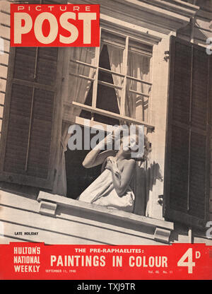 1948 Bild Post Magazine Front page Frau putzen ihre Haare sitzen auf ihrer Fensterbank Stockfoto