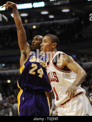 Los Angeles Lakers guard Kobe Bryant macht einen drei Punkt Warenkorb verteidigt durch Chicago Bulls guard Derrick Rose (R) in der zweiten Hälfte in der vereinigten Mitte in Chicago am 21. März 2009. Die Lakers besiegten die Stiere 117-109. (UPI Foto/David Banken) Stockfoto