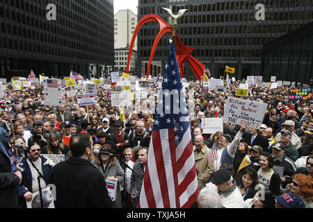 Die Demonstranten halten Schilder in einem 'Tea Party' anti-Steuer Rallye in Federal Plaza am 15. April in Chicago 2009. Tausende nahmen an der Chicago Rally und Hunderte weitere Proteste in anderen Städten auf den einzelstaatlichen Steuer Tag organisiert waren besorgt über überschüssige Staatsausgaben zum Ausdruck zu bringen. (UPI Foto/Brian Kersey) Stockfoto