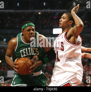 Boston Celtics' Paul Pierce Laufwerke als Derrick Chicago Bulls' stieg im zweiten Quartal von Spiel 4 der NBA Eastern Conference Viertelfinale in der vereinigten Mitte in Chicago verteidigt am 26. April 2009. (UPI Foto/Brian Kersey) Stockfoto